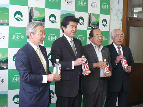 左から秋山議長、村田市長、弘永組合長、三澤生産部会長